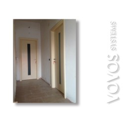 Μεσοπορτες,  ταμπλαδωτη πορτα με τζαμι καθετο