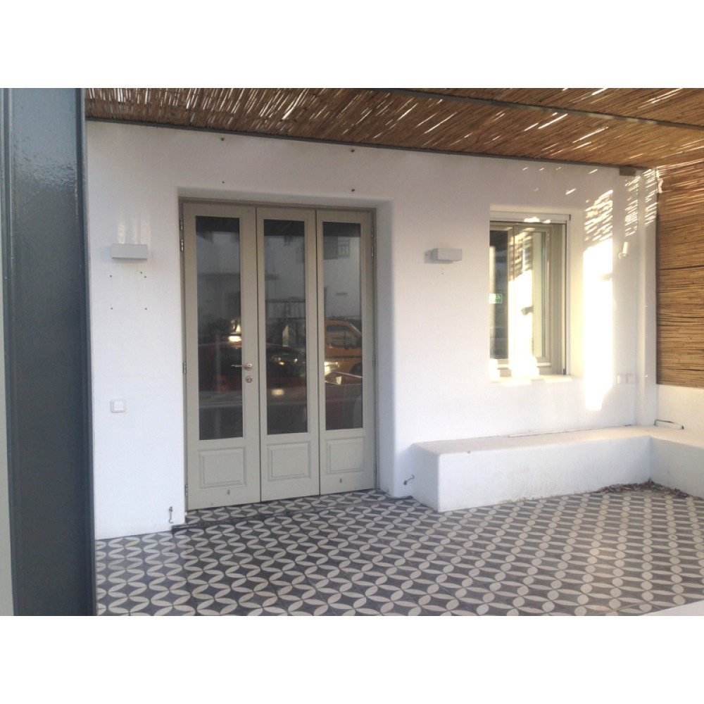 Ξυλινα νησιωτικα κουφωματα, τριφυλλη εισοδος καταστηματος στην Μηλο