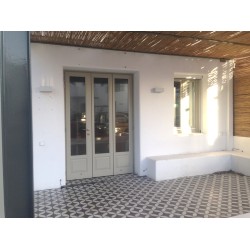 Ξυλινα νησιωτικα κουφωματα, τριφυλλη εισοδος καταστηματος στην Μηλο