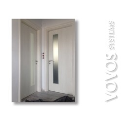 Εσωτερικη ταμπλαδωτη πορτα με τζαμι καθετο