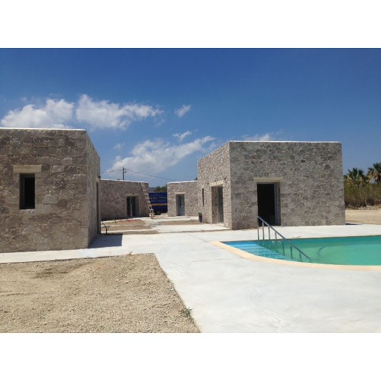 Kommerling Pvc Κουφωματα Ενεργειακα , Πορτες παραθυρα σε πετρινα νησιωτικα συγκροτηματα κτιριων στην Μηλο