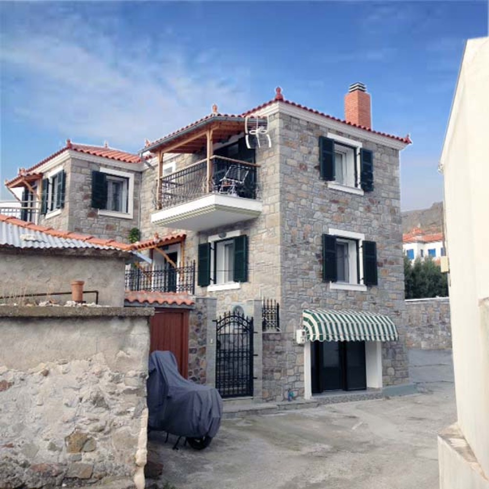 Συνθετικα Κουφωματα Kommerling,  Pvc πορτες  παραθυρα  πατζουρια σε πετρινο σπιτι στην Ερεσο  ΛΕΣΒΟΣ