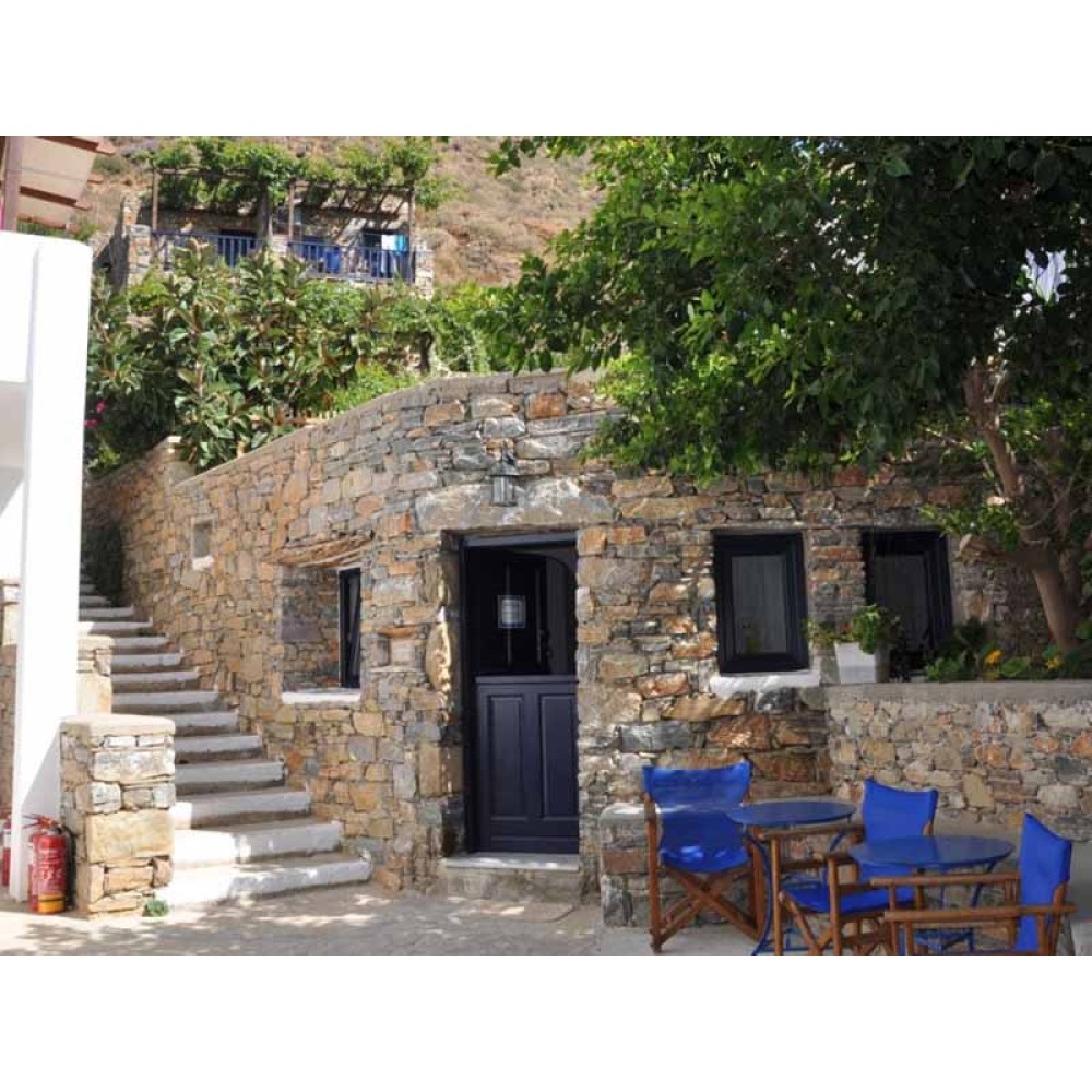 Ξυλινα Παραδοσιακα Κουφωματα στα studios "Levrossos Beach Apartments" στην Αμοργο