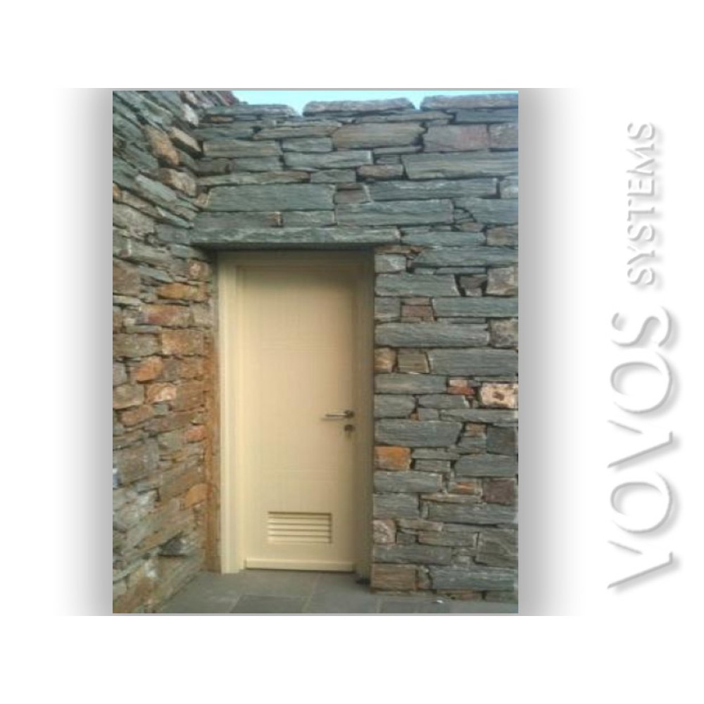 Ξυλινες Πορτες, Πορτα Εισοδου Βοηθητικη με Εξαερισμο σε πετρινη εξοχικη κατοικια στον Κουνδουρο Τζια