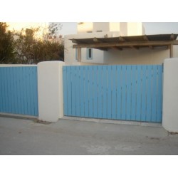  Αυλοπορτες Ξυλινες Συρομενες για Νησιωτικες Αυλες  με καθετα Ξυλα ,  γκαραζοπορτες  Νησιωτικες  στα Πολλωνια Μηλος