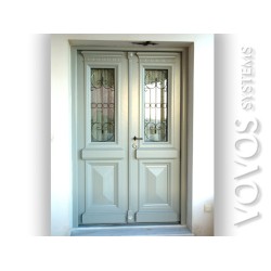 Εξωπορτες Παραδοσιακες Ξυλινες,  Αρχοντικη Παραδοσιακη ξυλινη πορτα  διφυλλη με ανοξειδωτες σιδεριες  στην Πλακα Μηλος