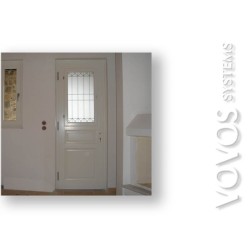  Κουζινοπορτες Ξυλινες, Κουζινοπορτα ξυλινη απλη μονοφυλλη με τζαμι και σιδερια στην Σαντορινη