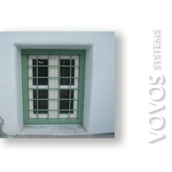 Ξυλινα κουφωματα , Παραθυρα  με καιτια και σιδερια ασφαλειας  σε ενοικιαζομενα  στην Νιό - Ιος