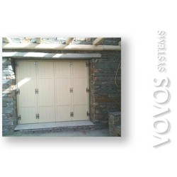 Ξυλινα πατζουρια και παραθυρα, Ξυλινο τετραφυλλο πατζουρι καθετο ραμποτε με ανοξείδωτους μεντεσεδες στην Σαμο