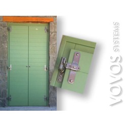 Ξυλινα κουφωματα, Παραθυρα ραμποτε παραδοσιακα εγχρωμα με ανοξειδωτους μεντεσεδες στην Φολεγανδρο