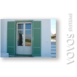 Ξυλινα Κουφωματα, Μπαλκονοπορτα με τραβερσες & ξυλινα πατζουρια, σχεδιο γαλλικο φυλλαρακι στα Κυθηρα