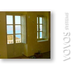 Ξυλινα  Κουφωματα ενεργειακα , Ξυλινα παραθυρα με ταμπλαδωτα εσωτερικα πατζουρια στην Υδρα