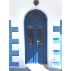 Συνθετικη παραδοσιακη πορτα με φεγγιτη αψιδωτο σε εκκλησακι στη Μηλο