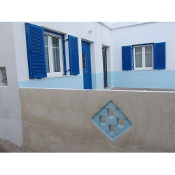 Ξυλινα Κουφωματα , Νησιωτικη κατοικια με ξυλινα κουφωματα στον Τριοβασαλο -ΜΗΛΟΣ