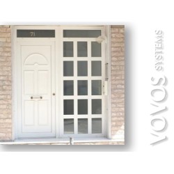 Εισοδος πολυκατοικιας  με σταθερο και τραβερσες για ασφαλεια στην οδο Διστομου στον Πειραια