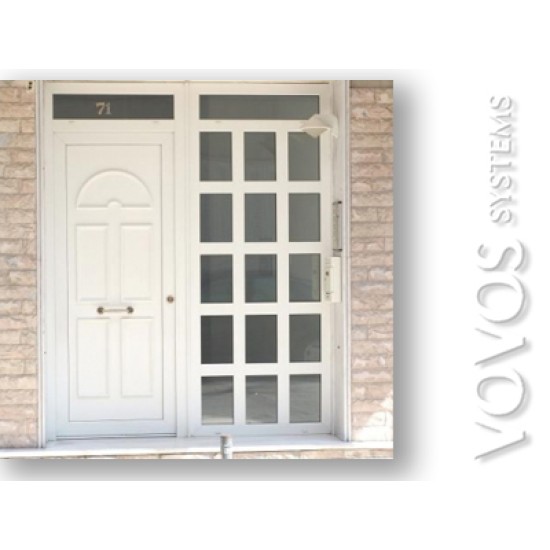 Εισοδος πολυκατοικιας  με σταθερο και τραβερσες για ασφαλεια στην οδο Διστομου στον Πειραια