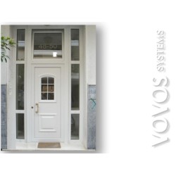 Εξωπορτα πολυκατοικιας pvc με περιμετρικα σταθερα τζαμια και ανοιγομενο φεγγιτη στην Αγια Σοφια στον Πειραια