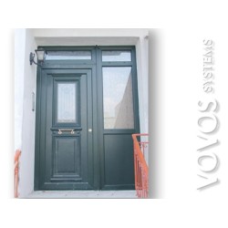 Παραδοσιακη εξωπορτα  με περιμετρικα σταθερα τζαμια στην Παλληνη Αττικης