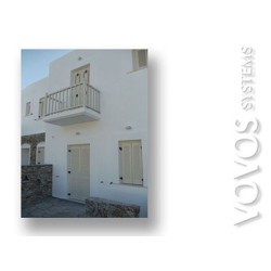 Ξυλινα κουφωματα , πατζουρια, μπαλκονοπορτες σε σπιτι στην Σαντορινη