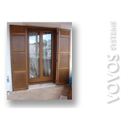 Ξυλινα Κουφωματα, Ταμπλαδωτα πατζουρια σε διφυλλη μπαλκονοπορτα στην Αρχαια Ολυμπια Ηλεια