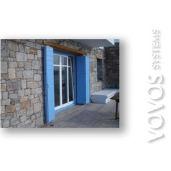 Ξυλινα Κουφωματα ,Παραδοσιακα ραμποτε μασιφ πατζουρια  σε μπαλκονοπορτα στην Μυκονο