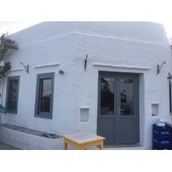 Συνθετικα  Κουφωματα σε Παραδοσιακο νησιωτικο μαγαζι στη Σιφνο 