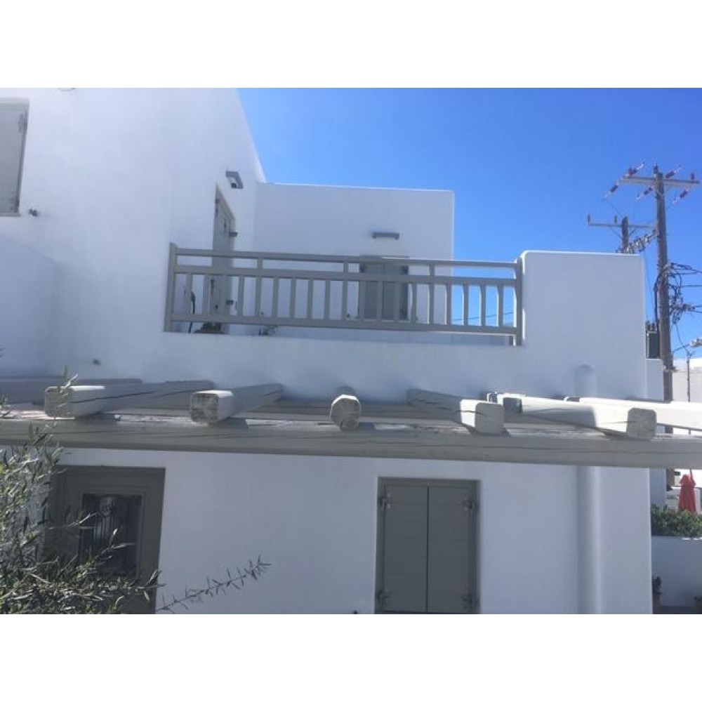 Ξυλινο καγγελο σε νησιωτικη κατοικια στη Μηλο